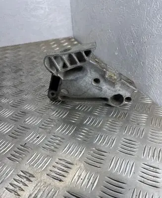 Volkswagen Golf Sportsvan Engine mounting bracket 04L199207