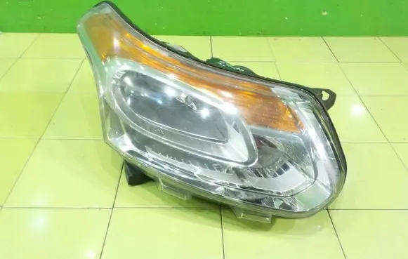 Citroen C3 Headlight/headlamp 1LG009767