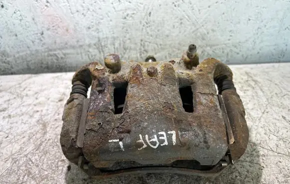 Nissan Leaf I (ZE0) Front brake caliper