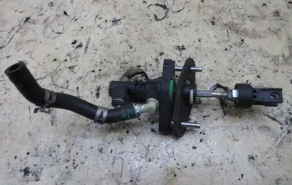 Toyota Avensis T270 Clutch slave cylinder KRIS235789