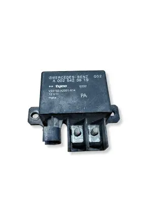 Mercedes-Benz E W211 Charging relay A0025423819 V23132A2001X14