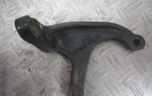 Toyota Avensis T220 Engine mounting bracket 172930g010 17293-0g010