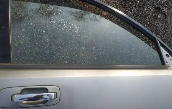 Nissan X-Trail T30 Front door glass trim molding 