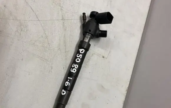 Skoda Octavia Mk3 (5E) Fuel injector 04L130277D