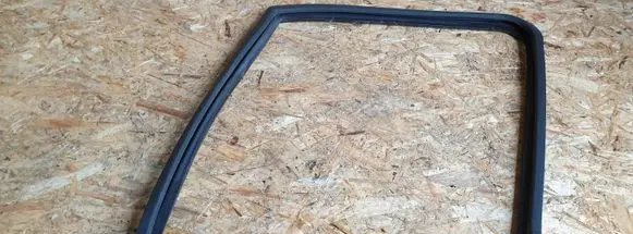 Iveco Daily 35 - 40.10 Rubber seal front door window/glass 