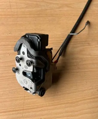 Opel Zafira B Rear door lock 3023881