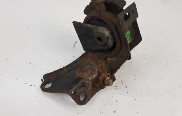 Toyota Avensis T250 Engine mount bracket