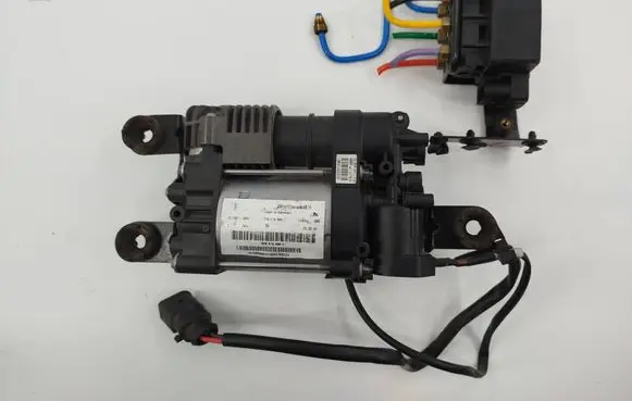 Porsche Macan (95B) Air suspension compressor/pump 95B616006C 15150100633