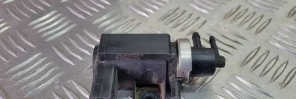 Volkswagen Touareg I Turbo solenoid valve 1J0906627