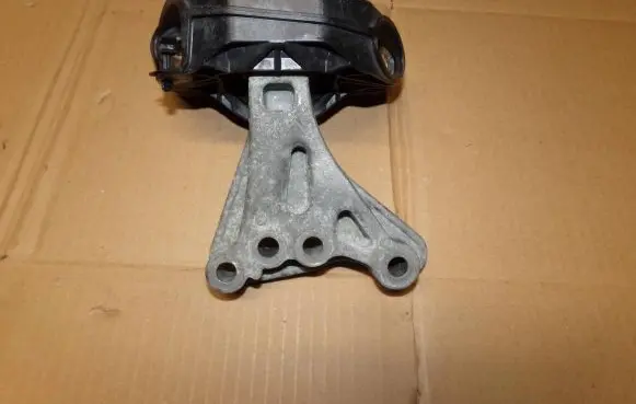 Engine mount bracket
