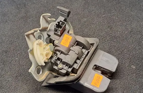 Audi A4 S4 B8 8K Tailgate/trunk/boot lock/catch/latch 8K9827505A