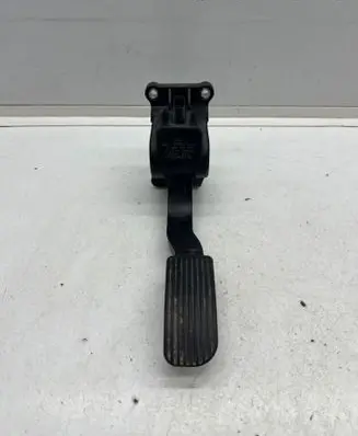 Accelerator throttle pedal