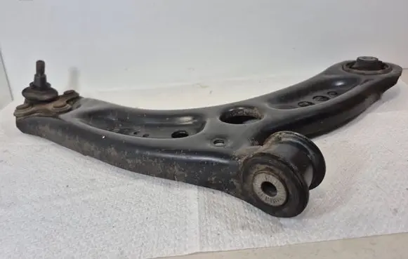 Volkswagen Golf VII Front lower control arm/wishbone 5Q0407152J