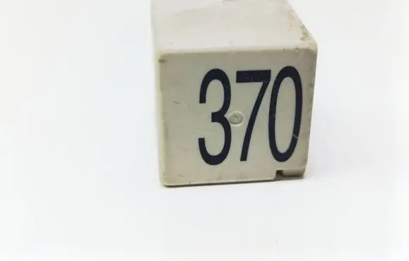 Volkswagen PASSAT B5 Other relay 8D0951253
