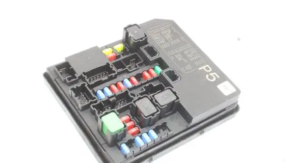 Nissan Juke I F15 Fuse module 284B71TT2A