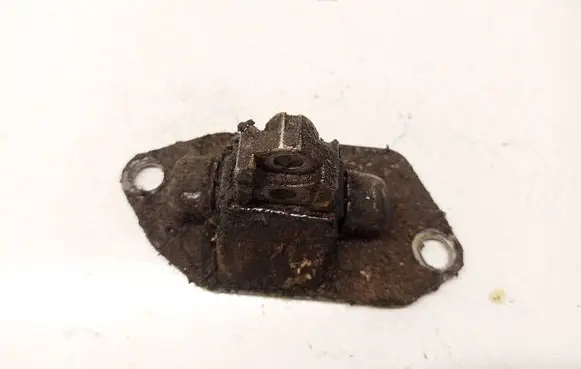 Volvo XC90 Engine mount bracket 