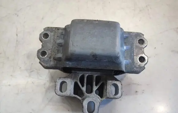 Volkswagen PASSAT B7 Engine mount bracket