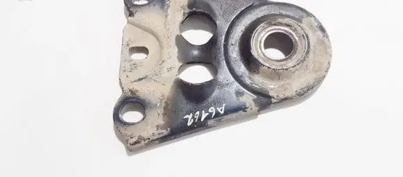 Volvo XC90 Engine mounting bracket
