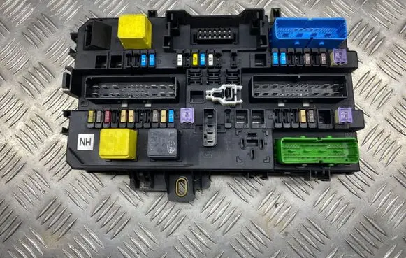 Opel Zafira B Fuse module 13220829 5DK00866943