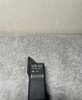 Volkswagen Tiguan Glow plug pre-heat relay 038907281D