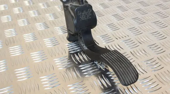 Mercedes-Benz Sprinter W906 Accelerator throttle pedal 9063000304 A9063000304