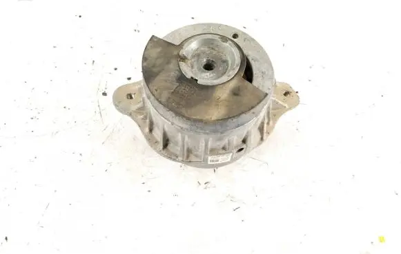 Mercedes-Benz C W205 Engine mount bracket 2052400200 A2052400200
