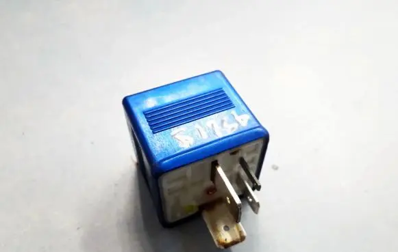 Volkswagen PASSAT B5 Other relay 8A0951253