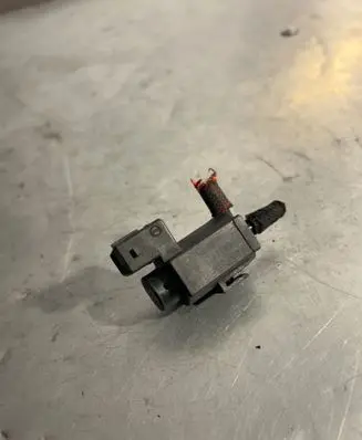 BMW 5 F10 F11 Turbo solenoid valve 7810831 0231800 11T105