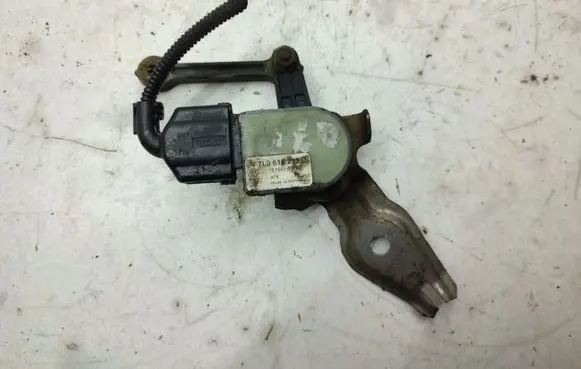 Headlight/headlamp level sensor