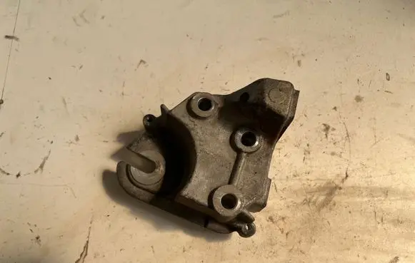 Engine mounting bracket