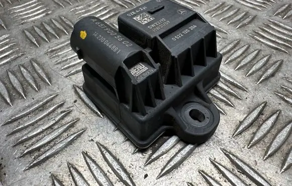 Mercedes-Benz A W176 Glow plug pre-heat relay A6519005602 14230044881