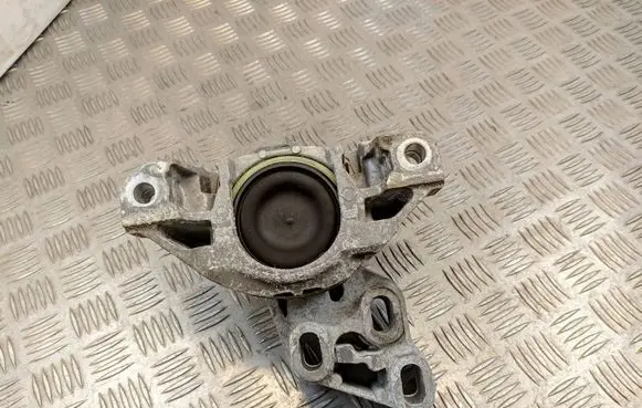 Engine mount bracket