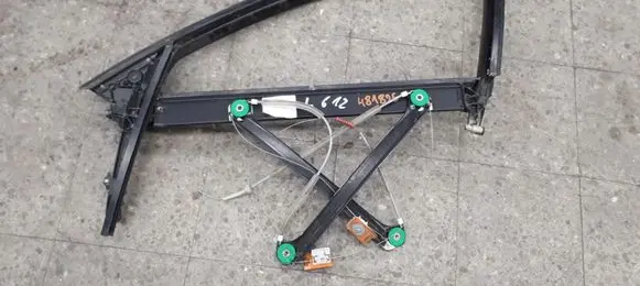 Audi A3 S3 8P Front door window/glass frame 8p4837629