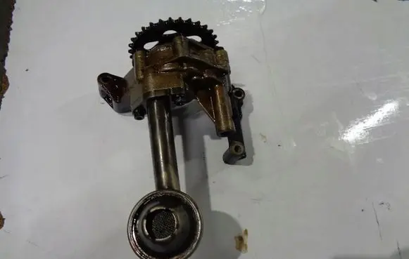 Volkswagen Golf IV Oil pump 06A115105B