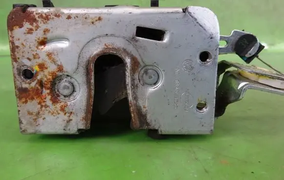 Volkswagen Fox Front door lock 5Z3837013