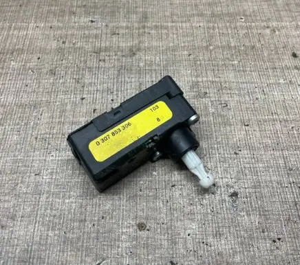 Mercedes-Benz C W204 Headlight level adjustment motor 0307853306