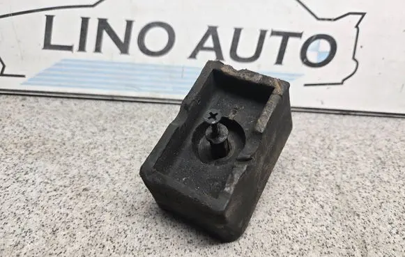 BMW 7 E65 E66 Jacking socket point 7039760