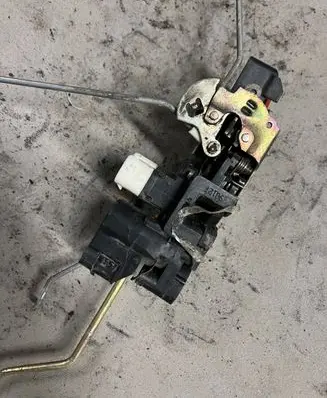 Opel Frontera B Front door lock 16637561 35698B