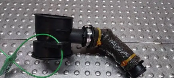 Ford Focus Air intake hose/pipe S27708093 AV616C784AE