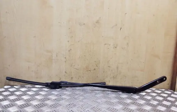 Front wiper blade arm