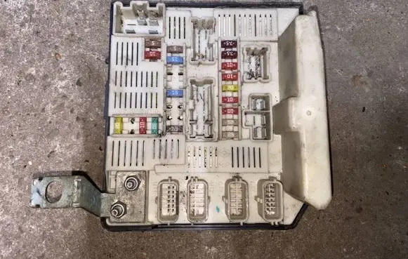 Renault Megane II Fuse module 8200481863F 519159073 718146607