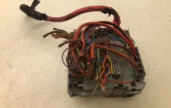 Alfa Romeo Giulietta Fuse module 50518867 51867697 10303