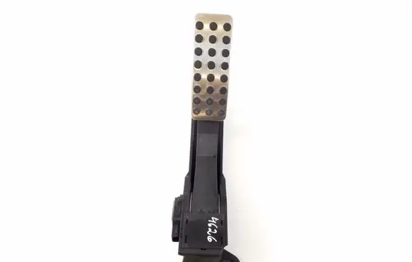 Accelerator throttle pedal