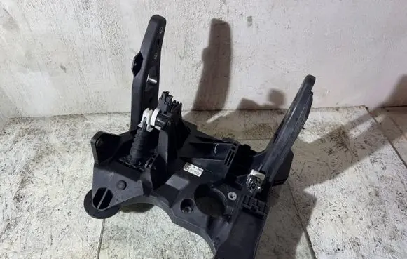 Opel Astra K Brake pedal bracket assembly 39094154