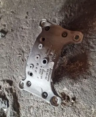 Audi A8 S8 D3 4E Engine mounting bracket 4E0399231M