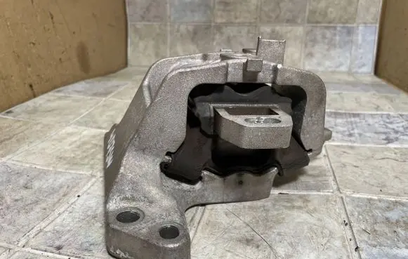 Peugeot 407 Engine mount bracket