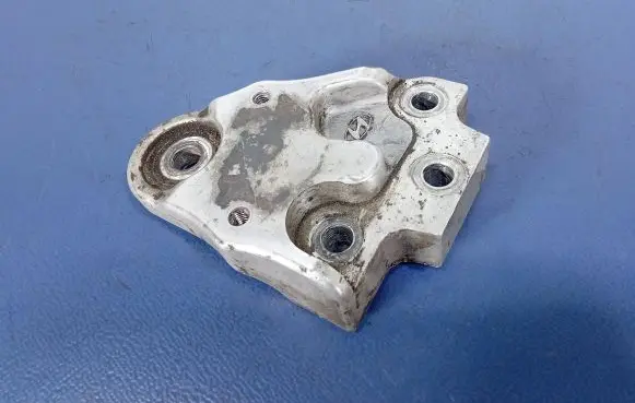 Engine mount vacuum valve