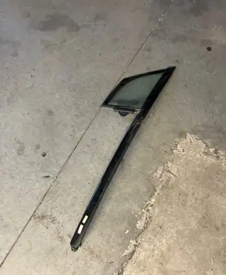 BMW i3 Front door vent window glass four-door 43R007951 E00025520C