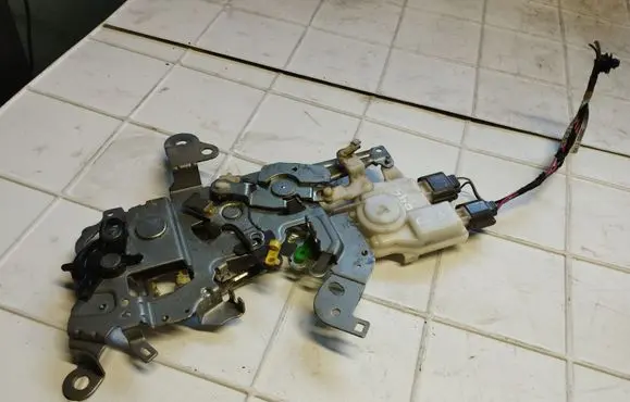 Mazda 5 Sliding door lock 