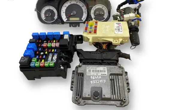 KIA Ceed Engine ECU kit and lock set 3911327710 1039S23212 0281013570
